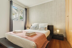 2 chambres, fer et planche à repasser, Wi-Fi, draps fournis