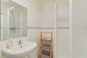 淋浴设施、吹风机、毛巾、肥皂