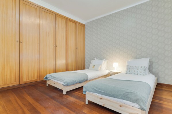 2 多间卧室、熨斗/熨衣板、WiFi、床单