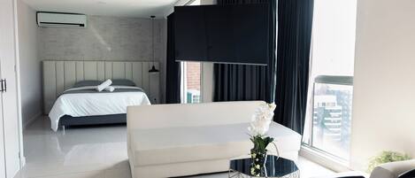 Lägenhet Comfort - utsikt mot staden | 1 sovrum, värdeförvaringsskåp på rummet och mörkläggningsgardiner