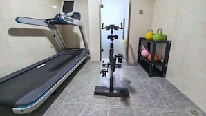 A gym with a treadmill, elliptical, and stationary bike. - Vienna Hotel (Beijing Wukesong Dacheng Road) (Beijing)