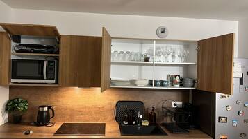 Réfrigérateur, micro-ondes, four, plaque de cuisson