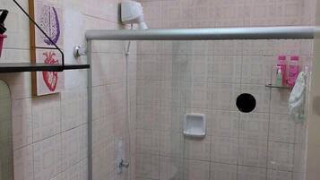 シャワー、バスアメニティ (無料)、ヘアドライヤー、タオル