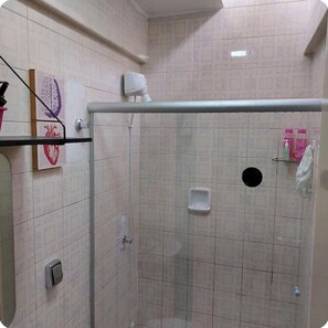 تجهيزات دش، مستلزمات مجانية للعناية الشخصية، مجففات شعر، مناشف