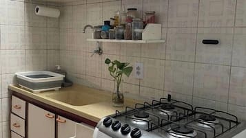 冷蔵庫、電子レンジ、オーブン、コンロ