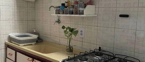 ثلاجة، ميكروويف، فرن، موقد طهي مسطح