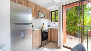Eine moderne Küche mit Kühlschrank, Mikrowelle, Backofen und Kaffeemaschine.