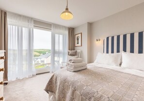 4 bedrooms, iron/ironing board, travel cot, free WiFi - Fantastic, new build, self catering, family holiday home with sea, town & countryside views. (Newport)