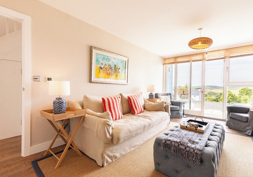 Sea Views, Hot Tub & Walk-to-town Location Perfect Coastal Escape In Newport - Cardigan