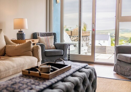 Sea views, hot tub & walk-to-town location – perfect coastal escape in Newport