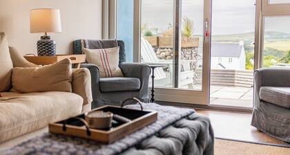 Sea views, hot tub & walk-to-town location – perfect coastal escape in Newport