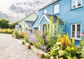 Property grounds - Fantastic, new build, self catering, family holiday home with sea, town & countryside views. (Newport)