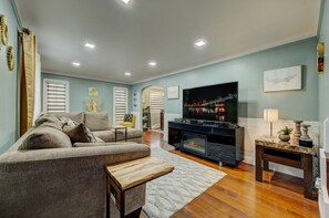Smart TV, chimenea y oficina