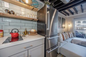 Réfrigérateur, micro-ondes, lave-vaisselle, cafetière/bouilloire