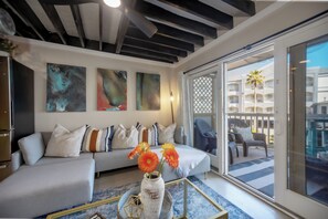 Smart TV, fireplace - Beachfront Condo - Pool + Resort Amenities (Galveston)