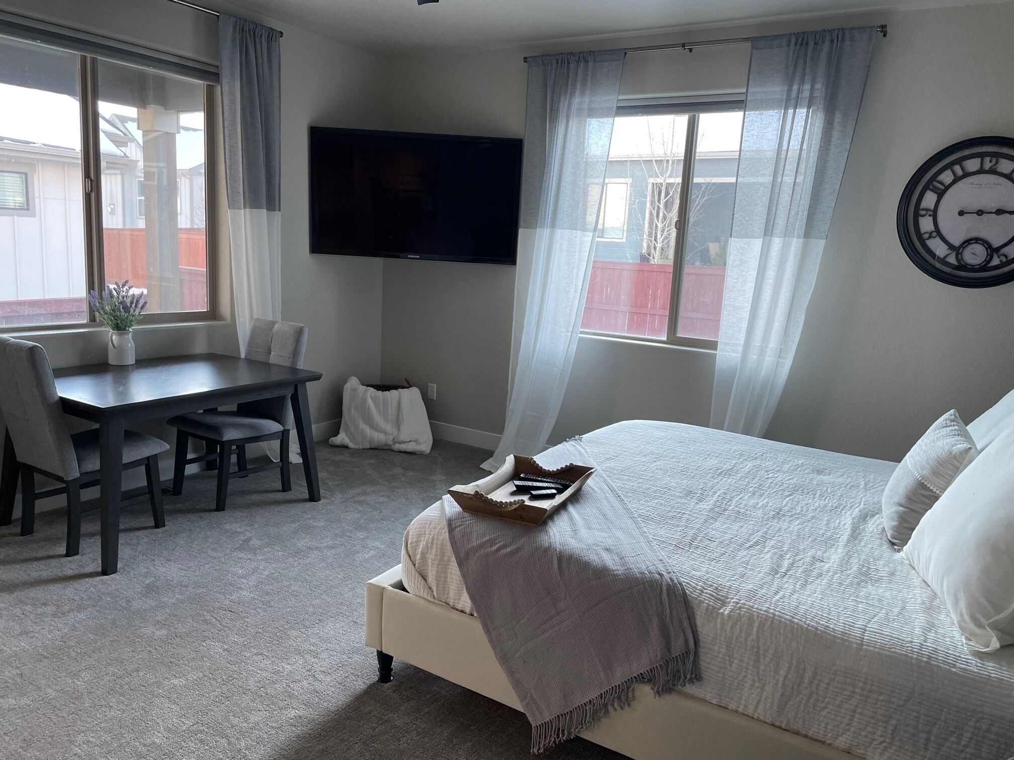 Une chambre à coucher avec un lit, un bureau et un téléviseur.