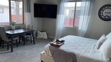 Une chambre à coucher avec un lit, un bureau et un téléviseur.