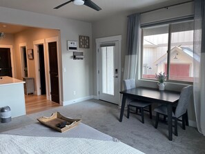 1 slaapkamer, een strijkplank/strijkijzer, wifi, beddengoed