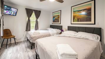 3 sovrum, skrivbord, strykjärn/strykbräda och resesäng