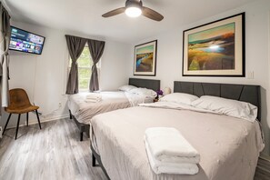 3 bedrooms, desk, iron/ironing board, travel cot - Summer is filling up-Beach, Shopping and Golf (Clinton)