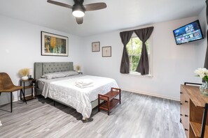 3 slaapkamers, een bureau, een strijkplank/strijkijzer, reisbedje