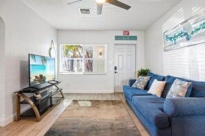 Smart TV, computer monitors - Stunning Waterfront Home; 1 min walk to Beach (Hollywood)