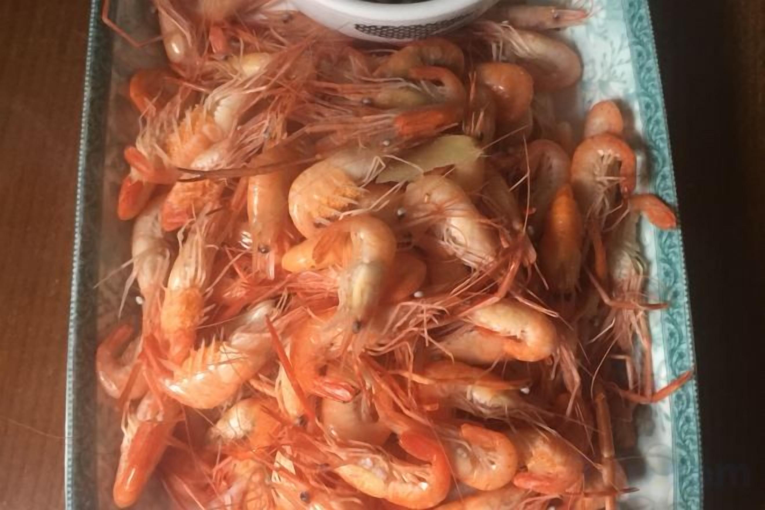 Un plat de gambes cuites.