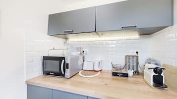 Geladeira, fogão, cooktop, cafeteira/chaleira