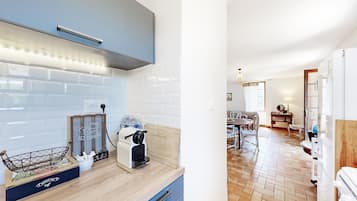 Geladeira, fogão, cooktop, cafeteira/chaleira