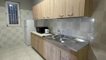 Fridge, coffee/tea maker