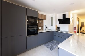 Kühlschrank, Mikrowelle, Ofen, Geschirrspüler