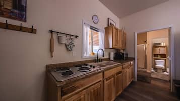 Frigorífico, microondas, placa de cocina y cafetera o tetera