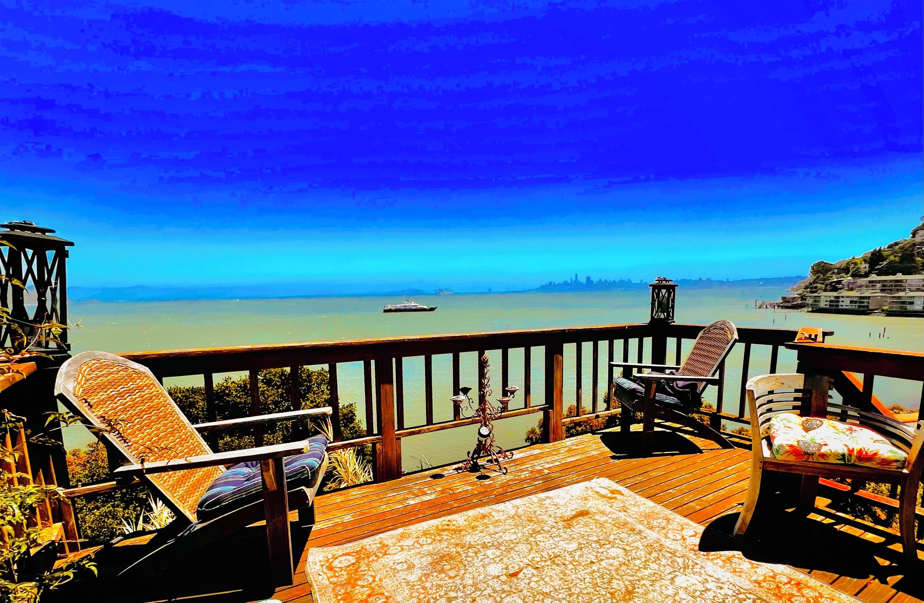 Spectacular Bay views & Gold Coast Living Spectacularly situ 