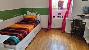 5 slaapkamers, een bureau, een strijkplank/strijkijzer, gratis wifi