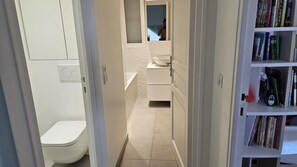 Een douche, een haardroger, handdoeken, zeep