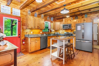 Cozy Cabin w/ Game Room & Hot Tub & Fireplace dog friendly! with fire-pit