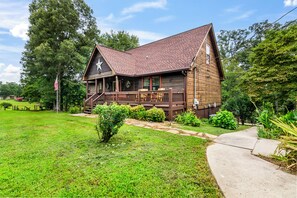 Exterior - Cozy Cabin w/ Game Room & Hot Tub & Fireplace dog friendly! with fire-pit (Mineral Bluff)