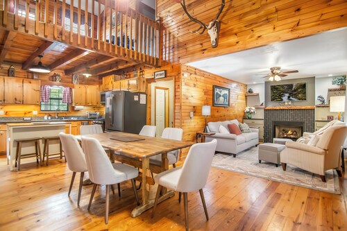 Cozy Cabin w/ Game Room & Hot Tub & Fireplace dog friendly! with fire-pit