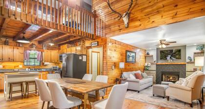 Cozy Cabin w/ Game Room & Hot Tub & Fireplace dog friendly! with fire-pit