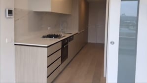 Una cocina moderna con estufa a gas, fregadero y lavavajillas.