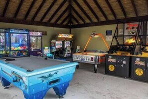 Game room - Unit 49 - Retreat in ground level 1 bedroom unit, Noosaville (Noosaville)