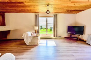 Living area - Red Sands Cottage | Beachside | Cozy 3 BR (Canoe Cove)