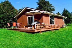 Outdoor dining - Red Sands Cottage | Beachside | Cozy 3 BR (Canoe Cove)