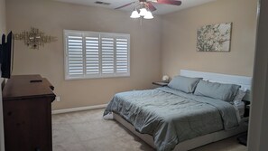 3 habitaciones, tabla de planchar con plancha y cuna de viaje 