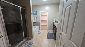 Hair dryer, bidet, towels, soap - Charming 3-bedroom house with AC & WiFi in beautiful Visalia near National Parks (Visalia)