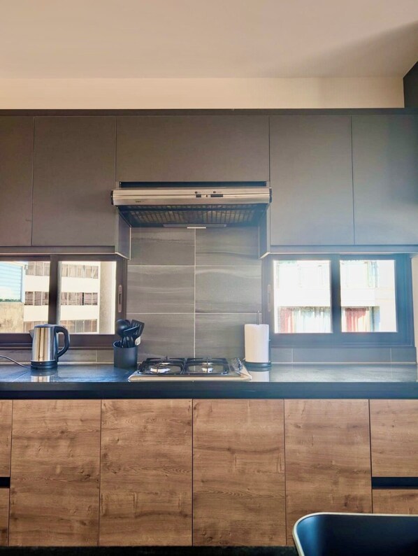 Kjøleskap, mikrobølgeovn, kokeplater og vannkoker