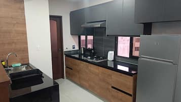 Kühlschrank, Mikrowelle, Herdplatte, Wasserkocher