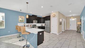 Frigorífic, microones, forn i placa de cuina