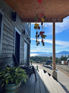 Terrace/patio - Charming 2-bedroom house with WiFi, fitness room in enchanting Ketchikan (Ketchikan)
