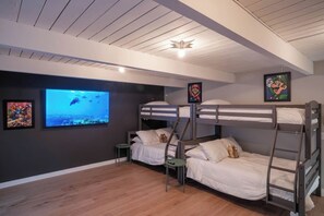 5 bedrooms, desk, WiFi - The Disney Fun House (Anaheim)